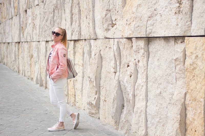 Converse rosé gold, chucks rosé gold, me you oui, Gaastra leather jacket, how to wear white jeans casually, The Golden Bun | München Modeblog, German Fashion Blog, Fashionblogger, new trends